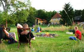 Entspannte Momente im großen Garten am Waldrand